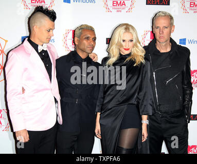 (Von L nach R) Schlagzeuger Adrian Young, Bassist Tony Kanal, Sängerin Gwen Stefani und Gitarrist Tom Dumont von kein Zweifel kommen auf dem roten Teppich bei den MTV Europe Music Awards in Frankfurt am Main am 11. November 2012. UPI/David Silpa Stockfoto