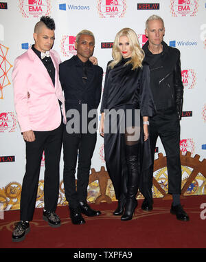 (Von L nach R) Schlagzeuger Adrian Young, Bassist Tony Kanal, Sängerin Gwen Stefani und Gitarrist Tom Dumont von kein Zweifel kommen auf dem roten Teppich bei den MTV Europe Music Awards in Frankfurt am Main am 11. November 2012. UPI/David Silpa Stockfoto