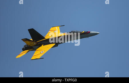 Eine CF-18 Hornet von der Royal Canadian Air Force führt über die Strände von Ft. Lauderdale am Ford Lauderdale Air Show am 7. Mai 2016. . Foto von Joe Marino-Bill Cantrell/UPI Stockfoto