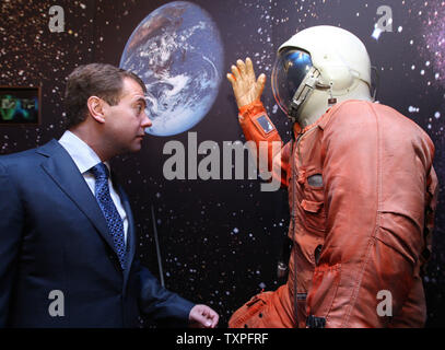 Der russische Präsident Dmitri Medwedew untersucht einen Raumanzug an Juri Gagarins Museum der Stadt Gagarin am 31. Juli 2008. Die Stadt Gagarin ist nach dem sowjetischen Kosmonauten Juri Gagarin, der die erste space flight 1961 pilotiert berühmten benannt. (UPI Foto/Anatoli Zhdanov) Stockfoto