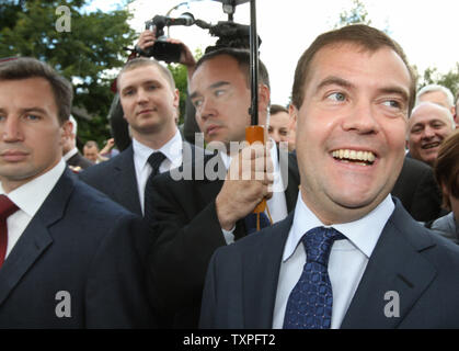 Der russische Präsident Dmitri Medwedew lächelt wie Besuche Juri Gagarins Museum der Stadt Gagarin am 31. Juli 2008. Die Stadt Gagarin ist nach dem sowjetischen Kosmonauten Juri Gagarin, der die erste space flight 1961 pilotiert berühmten benannt. (UPI Foto/Anatoli Zhdanov) Stockfoto