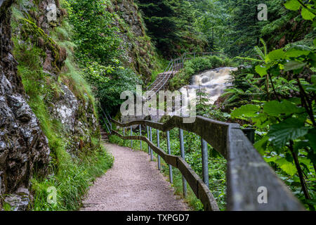 Wasserfall mit Brücke an Allerheiligen Wasserfall Cascade in Schwarzwald, Deutschland Stockfoto