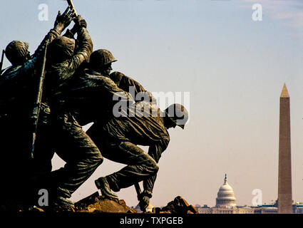 Das United States Marine Corps War Memorial (Iwo Jima Memorial) ist eine nationale Gedenkstätte in Arlington County, Virginia, in den Vereinigten Staaten. 1954, [1] in Arlington Ridge Park mit George Washington Memorial Parkway, [2] in der Nähe der Ord-Weitzel Tor zu den nationalen Friedhof von Arlington und den Niederlanden Carillon befindet. Das kriegerdenkmal ist seit 1775 für alle Mitarbeiter des US Marine Corps, die in der Verteidigung der Vereinigten Staaten starb gewidmet. Das Denkmal wurde von dem berühmten Foto 1945 von sechs Marines die US-Flagge auf dem Berg Suribachi während der Schlacht von Iwo J inspiriert Stockfoto