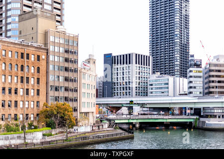 Osaka, Japan - 13. April 2019: Fluss Wasser Blick auf Skyline Skyline der Innenstadt closeup mit Aufbau Stockfoto