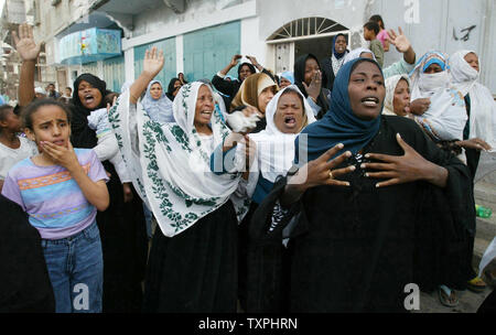 Palästinensischen Angehörigen trauern von Kamal Abu Kenas während seiner Beerdigung in Gaza, 15. November 2004. Abu Gheinas wurde Sonntag getötet, nachdem bewaffnete feuerte Sturmgewehre brach in einem Zelt in Gaza Stadt, in der Zwischenzeit Palästinenserführer Mahmud Abbas Begrüßung wurde Menschen Trauer Yasser Arafat (UPI Foto/Ismael Mohamad) Stockfoto