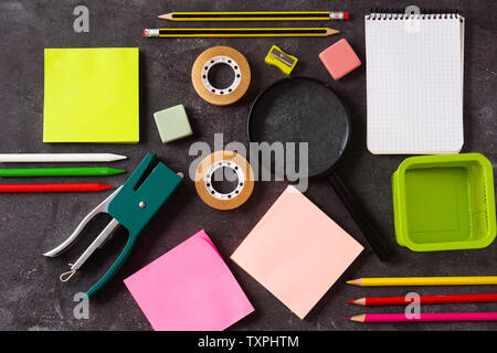 Sortiert von Schulmaterial auf schwarzem Schiefer. Zurück zum Konzept der Schule. Stockfoto