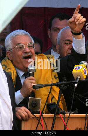 Zwischenbericht palästinensische Führer- und Präsidentschaftswahlen front-runner Mahmud Abbas spricht mit Anhänger während einer Kundgebung am Khan Younis, südlichen Gazastreifen StripTuesday, 04. Januar 2005. Abbas sagte Tausende von Anhängern, dass Israel die "zionistischen Feind" nach sieben Palästinenser wurden von einem israelischen Panzer shell früh am Tag in der Stadt Beit Lahija im Norden getötet. (UPI Foto/Ismael Mohamad) Stockfoto