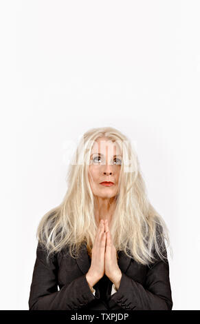 Business woman mit gekräuselten Haar von Stress suchen, um sich mit den Händen im Gebet Stockfoto