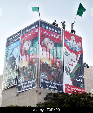 Palästinenser Hamas Anhänger an einer Demonstration vor der abgebrochenen Synagoge der ehemaligen israelischen Siedlung Neve Dekalim im südlichen Gazastreifen, am 16. September 2005. (UPI Foto/Ismael Mohamad) Stockfoto