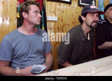 Amerikanischer Journalist Dion Nissenbaum (R), der für die Knight Ridder Zeitung arbeitet, und sein Kollege, der britische Fotograf Adam Pletts (L), die Taste drücken, nachdem Sie im Gaza-streifen am 12. Oktober 2005 freigegeben wurden. Palästinensische Heckenschützen aus einem renegade Gruppe von Mitgliedern der regierenden Fatah Partei die die Amerikanischen und Britischen Journalisten in der Stadt in der Nähe von Khan Younis freigegeben. (UPI Foto/Ismael Mohamad) Stockfoto
