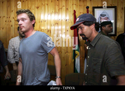 Amerikanischer Journalist Dion Nissenbaum (R), der für die Knight Ridder Zeitung arbeitet, und sein Kollege, der britische Fotograf Adam Pletts (L), an einer Pressekonferenz, nachdem sie im Gazastreifen 12. Oktober 2005 freigegeben wurden. (UPI Foto/Ismael Mohamad) Stockfoto