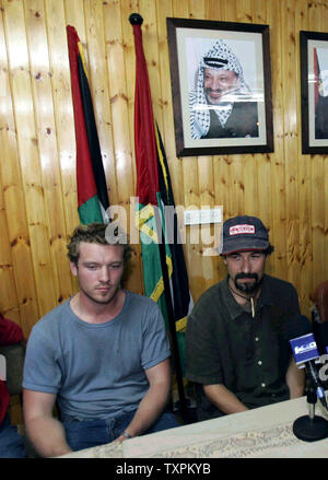 Amerikanischer Journalist Dion Nissenbaum (R), der für die Knight Ridder Zeitung arbeitet, und sein Kollege, der britische Fotograf Adam Pletts (L), sprechen Sie mit der Presse, nachdem Sie wurden im Gazastreifen 12. Oktober 2005 freigegeben. Palästinensische Heckenschützen aus einem renegade Gruppe von Mitgliedern der regierenden Fatah Partei die Amerikanische und britische Journalisten in der Stadt in der Nähe von Khan Younis freigegeben. (UPI Foto/Ismael Mohamad) Stockfoto