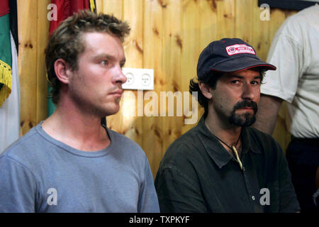 Amerikanischer Journalist Dion Nissenbaum (R), der für die Knight Ridder Zeitung arbeitet, und sein Kollege, der britische Fotograf Adam Pletts (L), sprechen Sie mit der Presse, nachdem Sie wurden im Gazastreifen 12. Oktober 2005 freigegeben. Palästinensische Heckenschützen aus einem renegade Gruppe von Mitgliedern der regierenden Fatah Partei die Amerikanische und britische Journalisten in der Stadt in der Nähe von Khan Younis freigegeben. (UPI Foto/Ismael Mohamad) Stockfoto