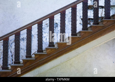 Seite Blick auf alte Treppe im Inneren einer verlassenen und verfallenen Gebäude Stockfoto