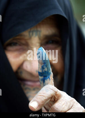 Eine palästinensische Frau zeigt mit dem Finger gebeizt mit unauslöschbarer Tinte, nachdem sie ihre Stimmen in den palästinensischen Wahlen zu einem Wahllokal in Rafah im Gazastreifen Am 25. Januar 2006 abgeben. Umfragen in der West Bank und im Gazastreifen in der nur zweite Wahl in den Gazastreifen eröffnet - auf der Grundlage des Europäischen Parlaments seit der Gründung der Palästinensischen Autonomiebehörde. Die Umfrage wird Siehe die regierende Fatah faction der erste große Test seinen Einfluß auf die radikal-islamische Bewegung Hamas. (UPI Foto/Ismael Mohamad) Stockfoto