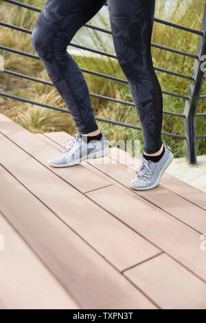 Die Beine des sportlichen Läuferin Athleten gehen, Treppen in Stadt tun Cardio Sport Training laufen im Sommer Stockfoto