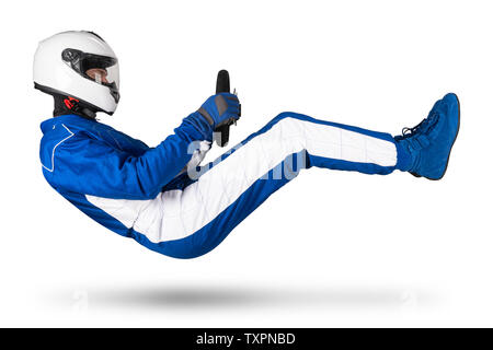 Race Driver mit Lenkrad in blau-weiß Motorsport insgesamt schweben über dem Boden in der Sitzposition mit Schuhen, Handschuhen und Helm, Stockfoto