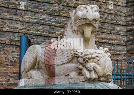 Detail der Griffin am Eingang der St. Justina Basilika, Padua, Italien Stockfoto