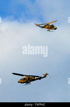 Israelische Cobra Helikopter fliegen über Beit Hanoun bei Auseinandersetzungen zwischen den Palästinensern und der israelischen Armee in Beit Hanoun im nördlichen Gazastreifen November 2, 2006. Seit Israel Operation Herbst Wolken früh gestern, 13 Palästinenser, darunter fünf Kämpfer, ein 70-jähriger Mann, und ein israelischer Soldat getötet und mehr als 70 Verletzte, darunter 10 Kinder und drei Frauen, Krankenhaus- und Sicherheitsbeamten, sagte. (UPI Foto/Ismael Mohamad) Stockfoto