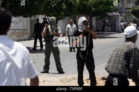 Palästinensische Demonstranten versuchen Fatah Kämpfer zu überzeugen, zu Fotografieren während einer Konfrontation mit militanten der Hamas Bewegung (nicht dargestellt) in Gaza Stadt, im Gaza-streifen am 13. Juni 2007. Die ezzedine al-qassam Brigade (militärischen Flügel der Hamas die Islamische Widerstandsbewegung) hat uns gebeten, Kämpfer und Sicherheit Männer, die treu sind zur Fatah (die Bewegung der Verfechter des palästinensischen Präsidenten Mahmoud Abbas) ihren Sitz zu verlassen und ihre Waffen geben, wie drückt er eine Offensive gegen den Rivalen. (UPI Foto/Ismael Mohamad) Stockfoto