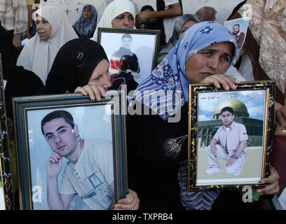 Palästinensische Frauen und Kinder besuchen ein Protest im Innenhof des Internationalen Roten Kreuzes Hauptsitz in Gaza Stadt am 25. Juni 2007. Tausende von Palästinensern fordern die Freilassung der palästinensischen Gefangenen in israelischen Gefängnissen festgehalten werden. Einige Familien sind gefragt für ihre Söhne mit israelischen Geisel Gilad Shalit ausgetauscht werden. Genau ein Jahr nach der Entführung von Shalit, ein israelischer Soldat, die Hamas hat eine Nachricht von ihm, in dem er sagt, daß seine Gesundheit verschlechtert und dass er sich in ärztliche Behandlung. (UPI Foto/Ismael Mohamad) Stockfoto