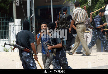 Palästinensische Sicherheitskräfte der Hamas verhaften Mitglieder der Fatah Bewegung während der Auseinandersetzungen in Rafah im südlichen Gazastreifen am 7. September 2007. Sicherheitskräfte aus der islamistischen Bewegung mit den Demonstranten die Hamas im Gazastreifen am Freitag zusammengestoßen, als Mitglieder der rivalisierenden Fatah faction versammelt unter Missachtung eines Verbots auf Open-air Veranstaltungen zu beten. (UPI Foto/Ismael Mohamad) Stockfoto