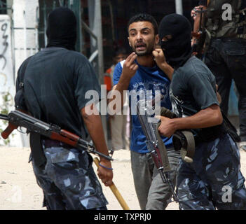 Palästinensische Sicherheitskräfte der Hamas verhaften Mitglieder der Fatah Bewegung während der Auseinandersetzungen in Rafah im südlichen Gazastreifen am 7. September 2007. Sicherheitskräfte aus der islamistischen Bewegung mit den Demonstranten die Hamas im Gazastreifen am Freitag zusammengestoßen, als Mitglieder der rivalisierenden Fatah faction versammelt unter Missachtung eines Verbots auf Open-air Veranstaltungen zu beten. (UPI Foto/Ismael Mohamad) Stockfoto