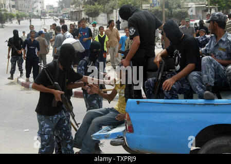 Palästinensische Sicherheitskräfte der Hamas verhaften Mitglieder der Fatah Bewegung während der Auseinandersetzungen in Rafah im südlichen Gazastreifen am 7. September 2007. Sicherheitskräfte aus der islamistischen Bewegung mit den Demonstranten die Hamas im Gazastreifen am Freitag zusammengestoßen, als Mitglieder der rivalisierenden Fatah faction versammelt unter Missachtung eines Verbots auf Open-air Veranstaltungen zu beten. (UPI Foto/Ismael Mohamad) Stockfoto