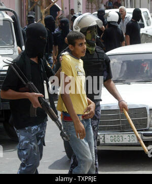 Palästinensische Sicherheitskräfte der Hamas verhaften Mitglieder der Fatah Bewegung während der Auseinandersetzungen in Rafah im südlichen Gazastreifen am 7. September 2007. Sicherheitskräfte aus der islamistischen Bewegung mit den Demonstranten die Hamas im Gazastreifen am Freitag zusammengestoßen, als Mitglieder der rivalisierenden Fatah faction versammelt unter Missachtung eines Verbots auf Open-air Veranstaltungen zu beten. (UPI Foto/Ismael Mohamad) Stockfoto