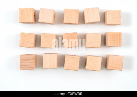 Holzspielzeug Bausteine auf weißem Hintergrund. Beschneidungspfad enthalten. Stockfoto