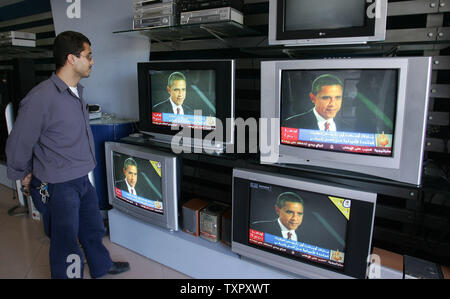 Ein palästinensischer Mann Uhren im Fernsehen übertragenen Nachrichten Deckung von US-Präsident Barack Obama in einem Geschäft in Gaza am 5. November 2008. (UPI Foto/Ismael Mohamad) Stockfoto