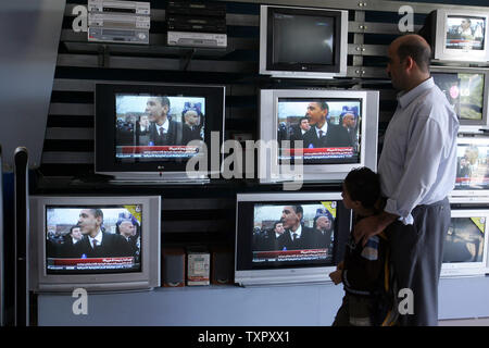 Palästinenser Uhren im Fernsehen übertragenen Nachrichten Deckung von US-Präsident Barack Obama in einem Geschäft in Gaza am 5. November 2008. (UPI Foto/Ismael Mohamad) Stockfoto