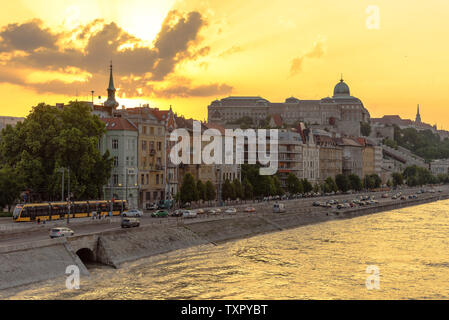 Der Königliche Palast in Budapest bei Sonnenuntergang mit der Donau Stockfoto