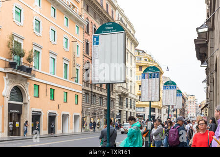 Rom, Italien, 22. April 2019: Die Menschen warten auf Bus bei Tritone Bushaltestelle. Der öffentliche Verkehr in der Hauptstadt von Italien. Stockfoto