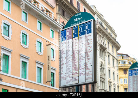 Bus Stop-Schild im Zentrum der Stadt, dem Trevi Springbrunnen entfernt, Rom, Italien. Stockfoto