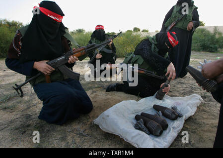 Weibliche palästinensische Kämpfer mit der Demokratischen Front für die Befreiung Palästinas (DFLP) Zug mit Mörsern in Khan Younis, Gaza am 21. November 2009. UPI/Ismael Mohamad Stockfoto