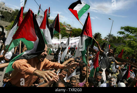 Palästinenser vor dem Büro der Vereinten Nationen Gebäude zeigen, Kennzeichnung der 62. Jahrestag der "Nakba", Arabisch für Katastrophe in Gaza Stadt am 15. Mai 2010. Palästinenser markierten die Nakba, die "Katastrophe" von Israel, das Recht auf Rückkehr von Hunderttausenden aus ihren Häusern in Israel angetrieben. UPI/Ismael Mohamad Stockfoto