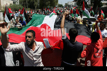 Palästinenser vor dem Büro der Vereinten Nationen Gebäude zeigen, Kennzeichnung der 62. Jahrestag der "Nakba", Arabisch für Katastrophe in Gaza Stadt am 15. Mai 2010. Palästinenser markierten die Nakba, die "Katastrophe" von Israel, das Recht auf Rückkehr von Hunderttausenden aus ihren Häusern in Israel angetrieben. UPI/Ismael Mohamad Stockfoto