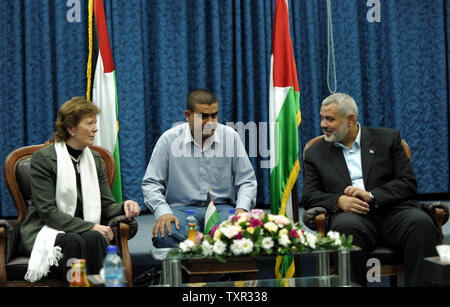 Palästinensischen Hamas-Führer Ismail Hanija (R) trifft sich mit Delegierten der ältesten Gruppe der pensionierten prominent weltweit zahlen, die ehemalige irische Präsidentin Mary Robinson (L), indische Aktivistin Ela Bhatt (unsichtbar) und der ehemalige UN-Sonderbeauftragten Lakhdar Brahimi (unsichtbar), in Gaza-stadt am 16. Oktober 2010 während des Besuchs des Konzerns an die Hamas-palästinensischen Gebiet ausführen. UPI/Muhammad Alostaz/im Amt des Ministerpräsidenten Stockfoto