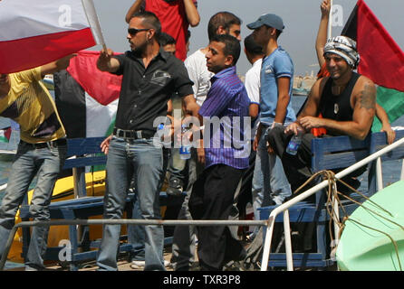 Italienische Menschenrechtsaktivist Vittorio Arriogoni (R) reitet ein Boot während eines Protestes im Gaza Seaport gegen Israels Abfangen von Gaza-gebundenen Schiffe im Meer vor Gaza Stadt Ufer am 21. Juni 2010. International Solidarity Movement Mitglied Vittorio Arrigoni, 36, wurde am 14. April durch eine zuvor unbekannte Salafistische Gruppe, Video umreißt ihre Forderungen online veröffentlicht entführt. Stunden vor der 30-Stunden Frist abgelaufen ist, er wurde gefunden in einem verlassenen Haus im Norden von Gaza gehängt. UPI/Ismael Mohamad Stockfoto