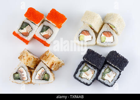 Klassische Sushi Roll setzt. Sushi auf einem weißen Hintergrund. Japanisches sushi Seafood roll weißen Hintergrund. Close-up. Isoliert. Stockfoto