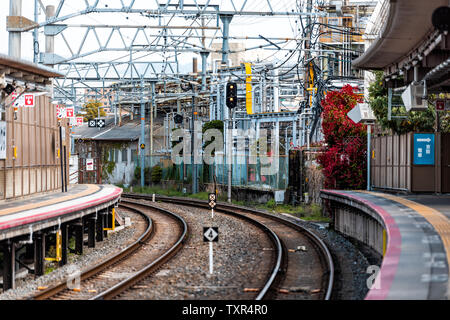 Kyoto, Japan - 14 April, 2019: Leere Plattform und Schienen im Tofukuji Station bei Tag Stockfoto