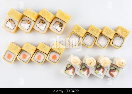Klassische Sushi Roll setzt. Sushi auf einem weißen Hintergrund. Japanisches sushi Seafood roll weißen Hintergrund. Close-up. Isoliert. Stockfoto