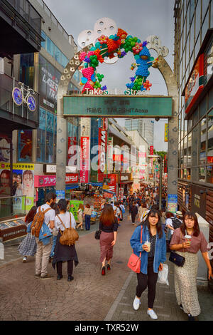 Tokio, Japan, 10. Mai 2019: takeshita Straße (Takeshita-dori) ist eine Fußgängerzone und Einkaufsstraße mit Boutiquen, Cafés und Restaurants gesäumt. Stockfoto