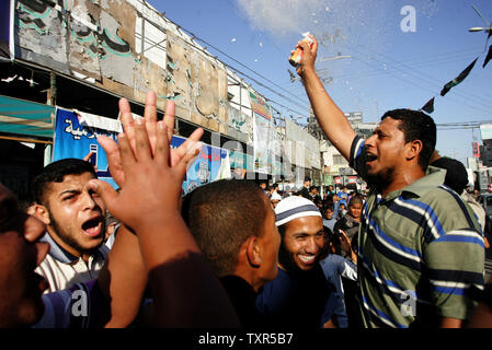 Palästinenser feiern, nachdem die Muslimische Bruderschaft Präsidentschaftskandidat Mohamed Morsi den Sieg bei den Wahlen in Ägypten, in Rafah im südlichen Gazastreifen, am 24. Juni 2012. Muslimbruderschaft Mitglied Mohamed Morsi war der erste Präsident von Ägypten erklärt seit ein Volksaufstand Hosni Mubarak verdrängt, Capping eine turbulente und Trennende militärisch-led-Übergang. UPI/Ismael Mohamad Stockfoto