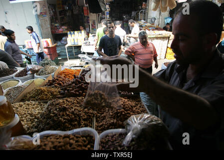 Palästinenser shop für Essen am ersten Tag des muslimischen heiligen Fastenmonats Ramadan an al-zawiya Markt in Gaza-stadt am 20. Juli 2012. Während des Ramadan, Muslime in der ganzen Welt schnelle vom Morgengrauen bis zur Abenddämmerung und gib das Geld den Armen. Es wird angenommen, dass während dieses Monats der Prophet Mohammed die Offenbarungen des Koran erhielt. UPI/Ismael Mohamad Stockfoto