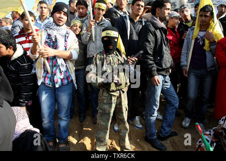 Palästinenser nehmen an einer Rallye markiert den 48. Jahrestag der Gründung der Fatah-bewegung, in Gaza, den am 4. Januar 2013. Hunderttausende von Palästinensern verband eine seltene Sammlung von Präsident Mahmoud Abbas's Fatah in Gaza am Freitag inszeniert, als die Spannungen mit rivalisierenden Hamas Islamisten Urteil der Enklave seit 2007 erleichtern. UPI/Ismael Mohamad Stockfoto