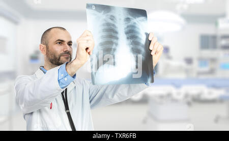 Porträt einer kaukasischen Arzt prüfen einer x-ray innerhalb des Krankenhauses. Konzept der Gesundheitsversorgung und der spezialisierten Medizin. Stockfoto