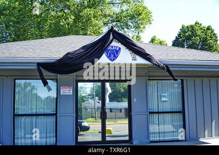 St. Louis, Missouri, USA. 25. Juni 2019. Mahnmal für getötete St. Louis County Polizisten wächst an der North County Polizei Cooperative Credit: Steve Pellegrino/ZUMA Draht/Alamy leben Nachrichten Stockfoto