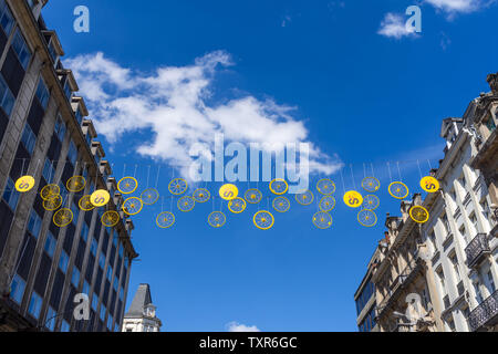 Gelb lackiert Fahrrad Räder über den Grand Place, Brüssel, Belgien ausgesetzt für Start der Tour de France 2019. Stockfoto